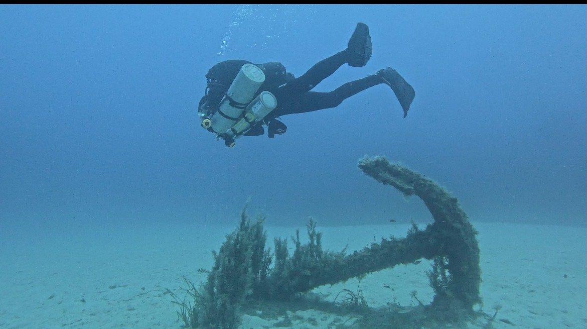 Adam finning over the anchor near the Rozi tugboat, Cirkewwa